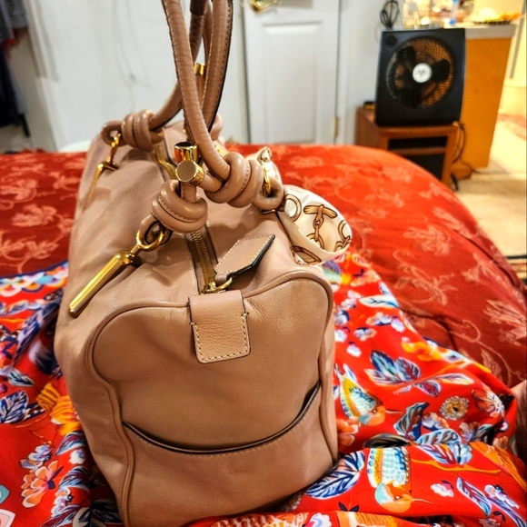 CHLOE Tan Shoulder Bag with Gold Accents - Picture 2 of 13